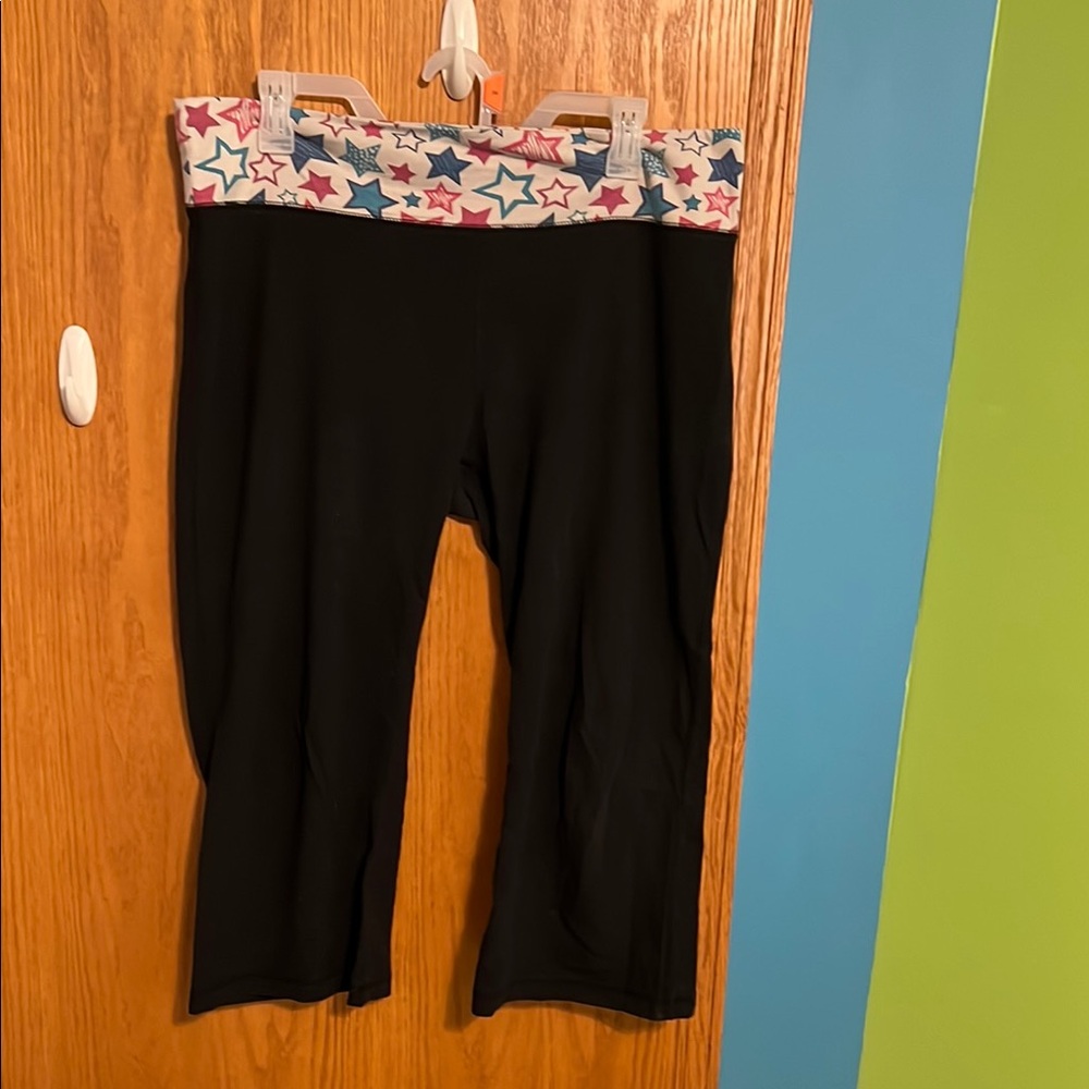 Mix & Co Black Star-Patterned Capri Leggings